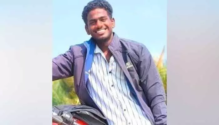 రోడ్డు ప్రమాదంలో యువకుడు మృతి రోడ్డు ప్రమాదంలో యువకుడు మృతి