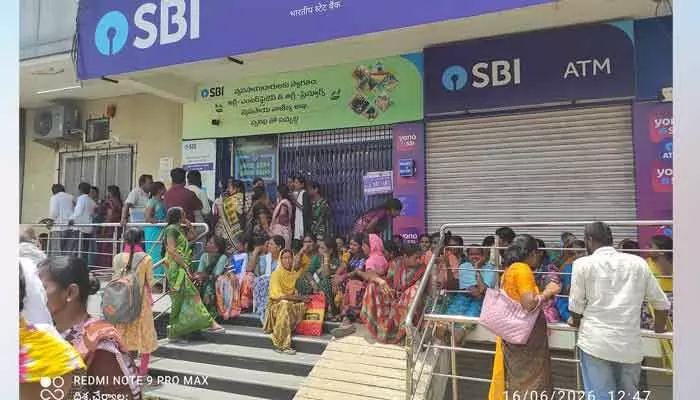 మహిళా సంఘాల నిధులు స్వాహా చేసిన సీఏ ? మహిళా సంఘాల నిధులు స్వాహా చేసిన సీఏ ?
