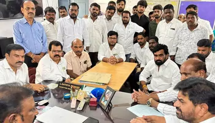 ప్రభుత్వ బడులకు బీఆర్ఎస్ అండ... ప్రభుత్వ బడులకు బీఆర్ఎస్ అండ...
