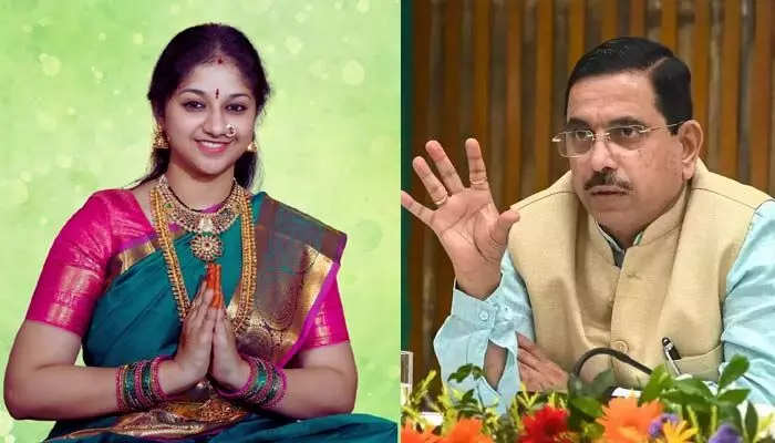 యువ గాయని శ్రీలలితకు కేంద్ర మంత్రి ప్రహ్లాద్ జోషి అభినందనలు యువ గాయని శ్రీలలితకు కేంద్ర మంత్రి ప్రహ్లాద్ జోషి అభినందనలు