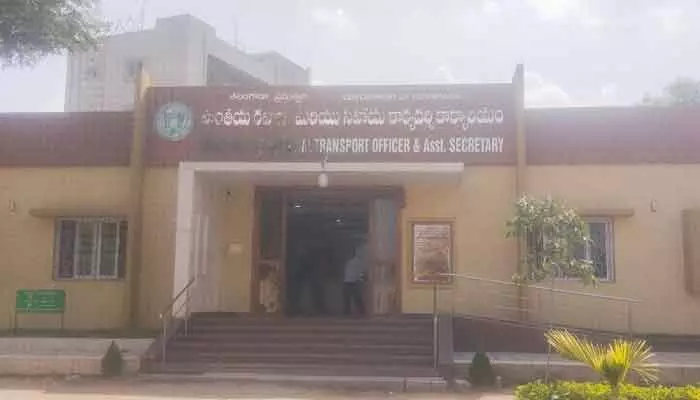 మన్నెగూడ ఆర్టీఏ కార్యాలయంలో నిలిచిన సేవలు.. మన్నెగూడ ఆర్టీఏ కార్యాలయంలో నిలిచిన సేవలు..