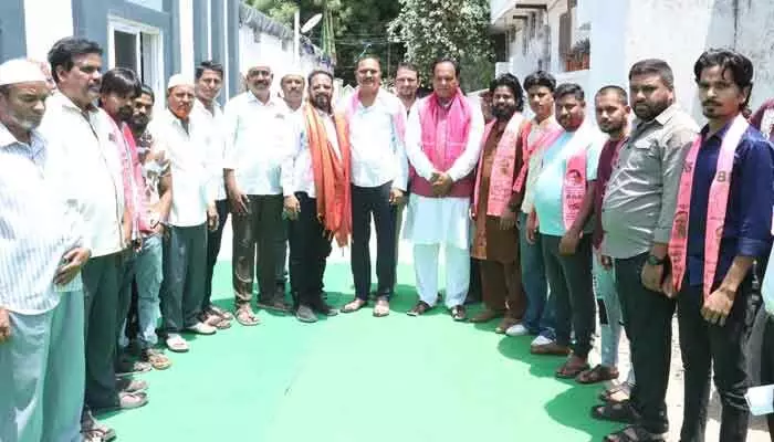 బీఆర్ఎస్ పార్టీలో చేరిన కాంగ్రెస్ నాయకులు.. బీఆర్ఎస్ పార్టీలో చేరిన కాంగ్రెస్ నాయకులు..