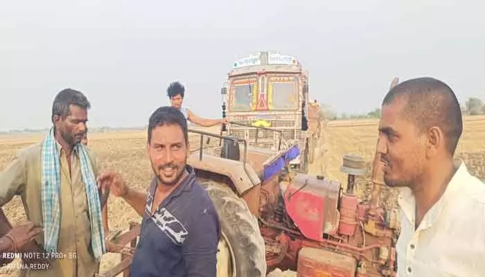 సోంపల్లి ఇసుక ర్యాంపు వద్ద ఉద్రిక్తత సోంపల్లి ఇసుక ర్యాంపు వద్ద ఉద్రిక్తత