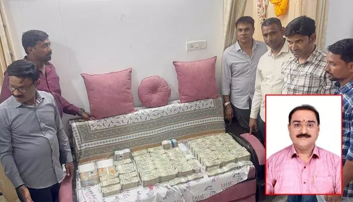 ల్యాండ్ & సర్వే డిప్యూటీ డైరెక్టర్ నరహరి అరెస్ట్.. రూ.100 కోట్ల ఆస్తులు గుర్తించిన ACB ల్యాండ్ & సర్వే డిప్యూటీ డైరెక్టర్ నరహరి అరెస్ట్.. రూ.100 కోట్ల ఆస్తులు గుర్తించిన ACB