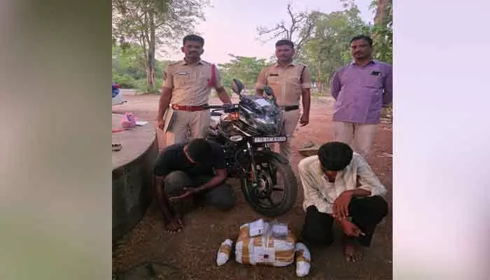బూర్గంపాడులో గంజాయి పట్టివేత.. బైక్పై తరలిస్తున్న ఇద్దరి అరెస్ట్ బూర్గంపాడులో గంజాయి పట్టివేత.. బైక్పై తరలిస్తున్న ఇద్దరి అరెస్ట్
