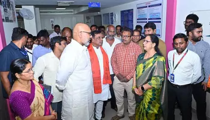 పాస్ పోర్ట్ సేవా కేంద్రాన్ని సందర్శించిన ఎంపీ అర్వింద్.. పాస్ పోర్ట్ సేవా కేంద్రాన్ని సందర్శించిన ఎంపీ అర్వింద్..