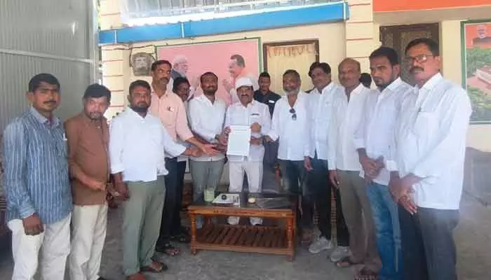 రెబ్బెన వ్యాపారుల సమస్యల పరిష్కారానికి ఎంపీకి వినతి రెబ్బెన వ్యాపారుల సమస్యల పరిష్కారానికి ఎంపీకి వినతి