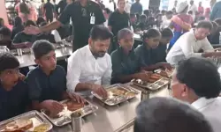 తొలి తెలంగాణ పబ్లిక్ స్కూల్ ప్రారంభం.. విద్యార్థులతో టిఫిన్ చేసిన సీఎం రేవంత్ తొలి తెలంగాణ పబ్లిక్ స్కూల్ ప్రారంభం.. విద్యార్థులతో టిఫిన్ చేసిన సీఎం రేవంత్
