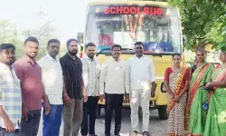 ప్రైవేట్ స్కూల్ వ్యాన్ ను అడ్డుకున్న గ్రామస్థులు ప్రైవేట్ స్కూల్ వ్యాన్ ను అడ్డుకున్న గ్రామస్థులు