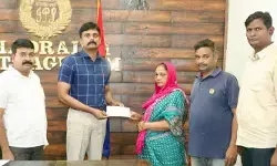 మృతి చెందిన ఏఆర్ హెడ్ కానిస్టేబుల్ కుటుంబానికి రూ. లక్ష చెక్కు మృతి చెందిన ఏఆర్ హెడ్ కానిస్టేబుల్ కుటుంబానికి రూ. లక్ష చెక్కు