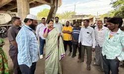 లాలాపేట్ ఫ్లైఓవర్ కింద అక్రమ పార్కింగ్లపై మాజీ డిప్యూటీ మేయర్ ఆగ్రహం లాలాపేట్ ఫ్లైఓవర్ కింద అక్రమ పార్కింగ్లపై మాజీ డిప్యూటీ మేయర్ ఆగ్రహం