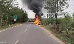 ఇంజన్ లోపం వల్ల కారు దగ్ధం.. ఇంజన్ లోపం వల్ల కారు దగ్ధం..