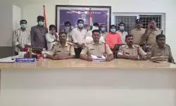 నకిలీ పత్రాలతో ప్రభుత్వ భూమి విక్రయం.. ఐదుగురు కేటుగాళ్ల అరెస్ట్ నకిలీ పత్రాలతో ప్రభుత్వ భూమి విక్రయం.. ఐదుగురు కేటుగాళ్ల అరెస్ట్