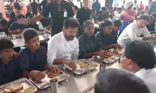 తొలి తెలంగాణ పబ్లిక్ స్కూల్ ప్రారంభం.. విద్యార్థులతో టిఫిన్ చేసిన సీఎం రేవంత్