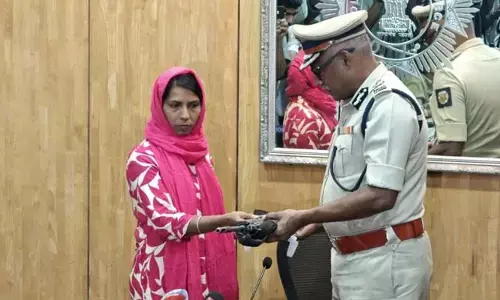 మావోయిస్ట్ పార్టీకి మరో భారీ ఎదురుదెబ్బ..  మోస్ట్ వాంటెడ్  మహిళా మావోయిస్టు సరెండర్