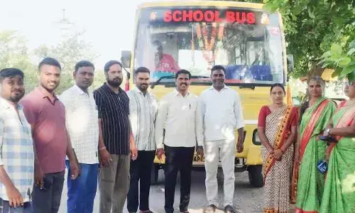 ప్రైవేట్ స్కూల్ వ్యాన్ ను అడ్డుకున్న గ్రామస్థులు