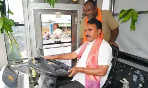బస్సును నడిపిన మంత్రి జూపల్లి కృష్ణారావు