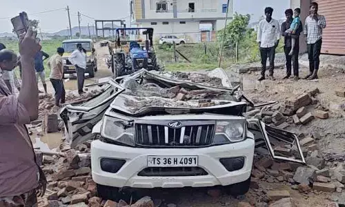 దేవరకద్రలో గాలి బీభత్సం..బొలెరోపై గోడ కూలి ఇద్దరు మృతి