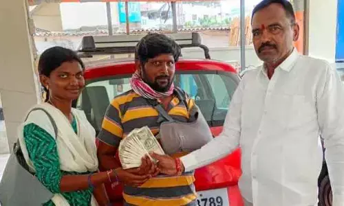 బార్ అసోసియేషన్ క్లర్క్ కు న్యాయవాది ఆర్థిక సాయం