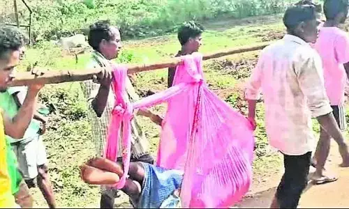 అంబులెన్స్ వెళ్లదు.. ఆయువు నిలవదు!