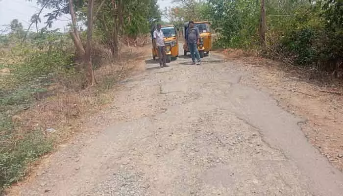 రోడ్డు కోసం ఏళ్లుగా నిరీక్షణ..! రోడ్డు కోసం ఏళ్లుగా నిరీక్షణ..!
