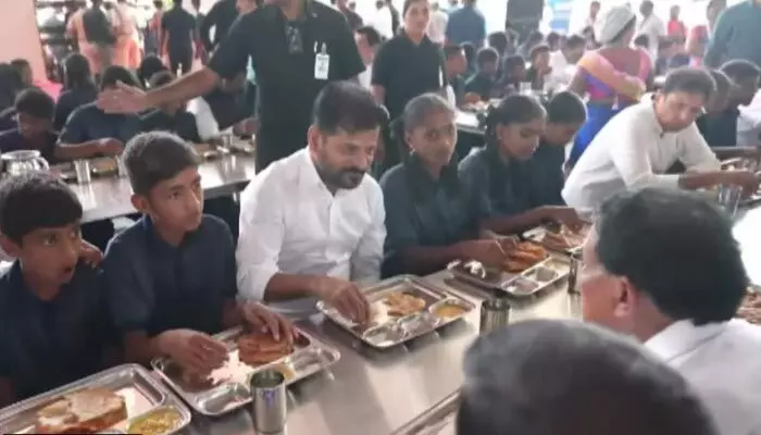 తొలి తెలంగాణ పబ్లిక్ స్కూల్ ప్రారంభం.. విద్యార్థులతో టిఫిన్ చేసిన సీఎం రేవంత్ తొలి తెలంగాణ పబ్లిక్ స్కూల్ ప్రారంభం.. విద్యార్థులతో టిఫిన్ చేసిన సీఎం రేవంత్
