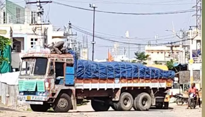 మక్తల్లో విషాదం.. విద్యుత్ షాక్తో లారీ డ్రైవర్ మృతి మక్తల్లో విషాదం.. విద్యుత్ షాక్తో లారీ డ్రైవర్ మృతి