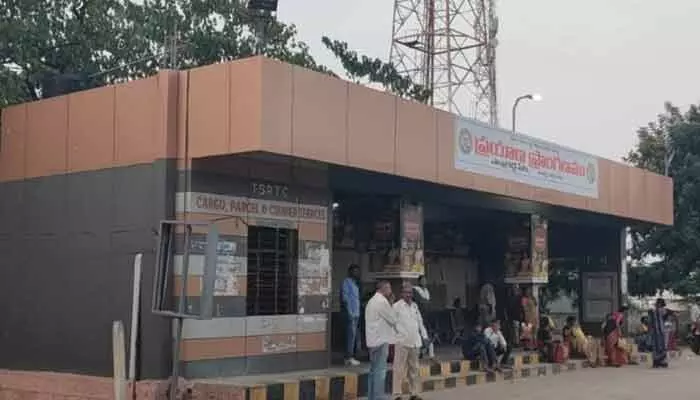 టీజీ ఆర్టీసీ ప్రయాణ ప్రాంగణంలో నిరుపయోగంగా మరుగుదొడ్లు : ప్రయాణికుల ఇక్కట్లు టీజీ ఆర్టీసీ ప్రయాణ ప్రాంగణంలో నిరుపయోగంగా మరుగుదొడ్లు : ప్రయాణికుల ఇక్కట్లు