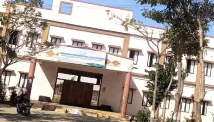 మైనారిటీ బాలికల గురుకులంలో ప్రవేశాలకు దరఖాస్తులు మైనారిటీ బాలికల గురుకులంలో ప్రవేశాలకు దరఖాస్తులు