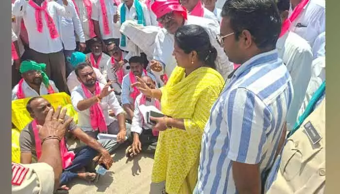 తక్షణమే యూరియా యాప్ను తొలగించాలి : బీఆర్ఎస్ శ్రేణులు తక్షణమే యూరియా యాప్ను తొలగించాలి : బీఆర్ఎస్ శ్రేణులు