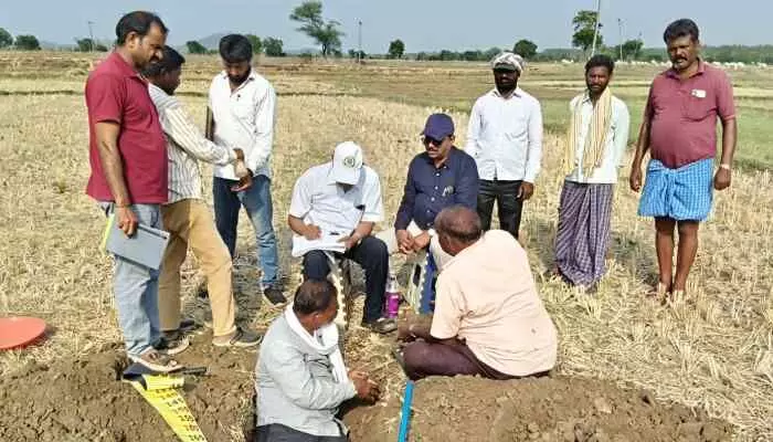 మానుకోటలో ముమ్మరంగా భూ వినియోగ సర్వే మానుకోటలో ముమ్మరంగా భూ వినియోగ సర్వే