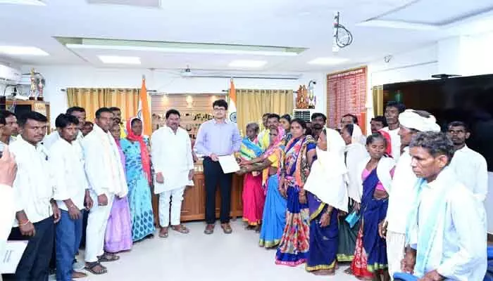 గిరిజనుల పునరావాస సమస్యల పరిష్కారానికి ప్రత్యేక చర్యలు తీసుకుంటాం గిరిజనుల పునరావాస సమస్యల పరిష్కారానికి ప్రత్యేక చర్యలు తీసుకుంటాం