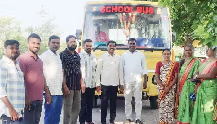 ప్రైవేట్ స్కూల్ వ్యాన్ ను అడ్డుకున్న గ్రామస్థులు ప్రైవేట్ స్కూల్ వ్యాన్ ను అడ్డుకున్న గ్రామస్థులు