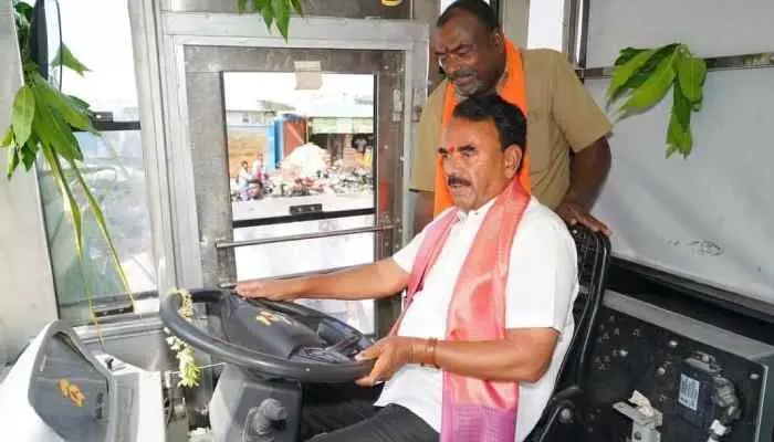 బస్సును నడిపిన మంత్రి జూపల్లి కృష్ణారావు బస్సును నడిపిన మంత్రి జూపల్లి కృష్ణారావు
