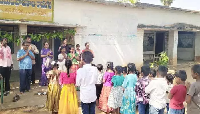 మూత బడిన పాఠశాలకు జీవం పోసి ఆదర్శంగా నిలిచిన రామగిరి ప్రజలు మూత బడిన పాఠశాలకు జీవం పోసి ఆదర్శంగా నిలిచిన రామగిరి ప్రజలు