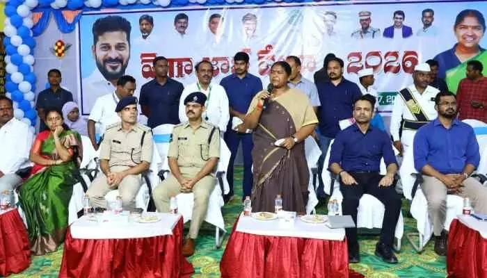 జాబ్ రాలేదని ఆందోళన వద్దు - మంత్రి సీతక్క జాబ్ రాలేదని ఆందోళన వద్దు - మంత్రి సీతక్క