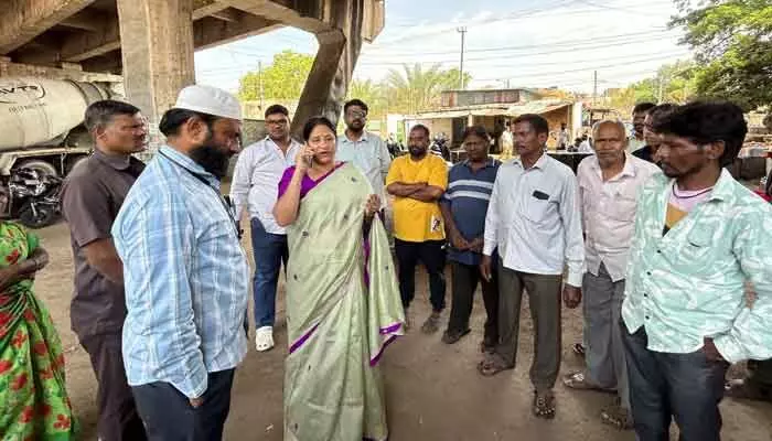 లాలాపేట్ ఫ్లైఓవర్ కింద అక్రమ పార్కింగ్లపై మాజీ డిప్యూటీ మేయర్ ఆగ్రహం లాలాపేట్ ఫ్లైఓవర్ కింద అక్రమ పార్కింగ్లపై మాజీ డిప్యూటీ మేయర్ ఆగ్రహం