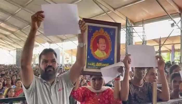 సీఎం సభలో నిరసన సెగ! సీఎం సభలో నిరసన సెగ!