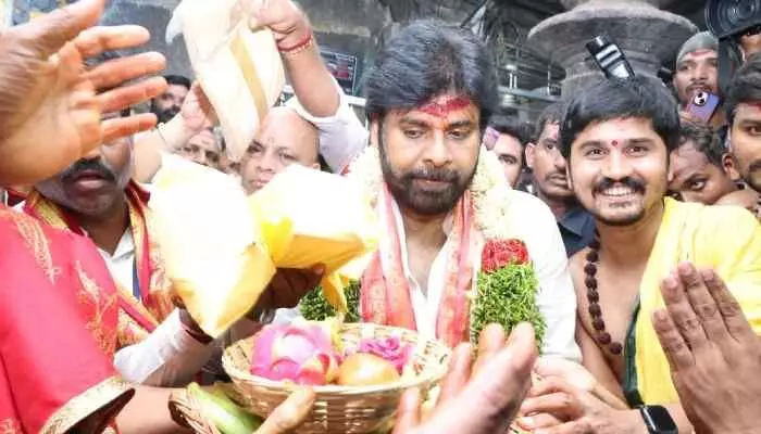 భద్రకాళి అమ్మవారి సన్నిధిలో డిప్యూటీ సీఎం పవన్ కళ్యాణ్ భద్రకాళి అమ్మవారి సన్నిధిలో డిప్యూటీ సీఎం పవన్ కళ్యాణ్