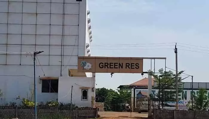 పేరుకు పెద్ద రెస్టారెంట్.. అనుమతులు నిల్..? పేరుకు పెద్ద రెస్టారెంట్.. అనుమతులు నిల్..?