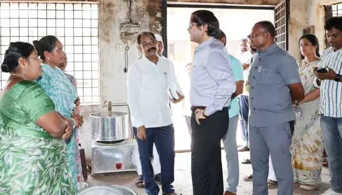 మెనూ అమలులో నిర్లక్ష్యంపై కలెక్టర్ ఆగ్రహం.. మెనూ అమలులో నిర్లక్ష్యంపై కలెక్టర్ ఆగ్రహం..
