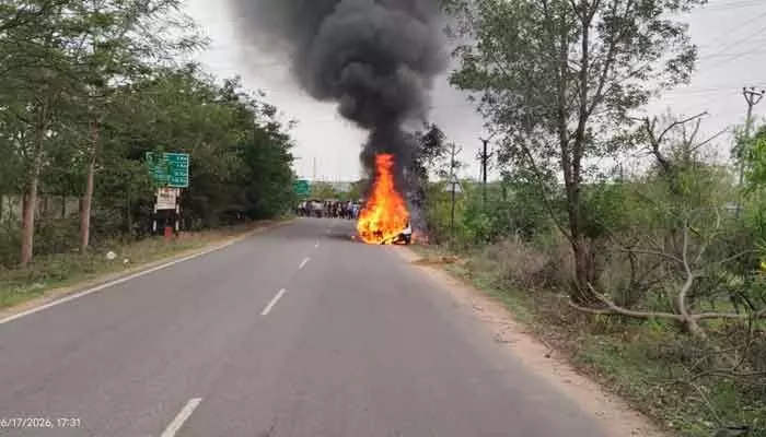 ఇంజన్ లోపం వల్ల కారు దగ్ధం.. ఇంజన్ లోపం వల్ల కారు దగ్ధం..