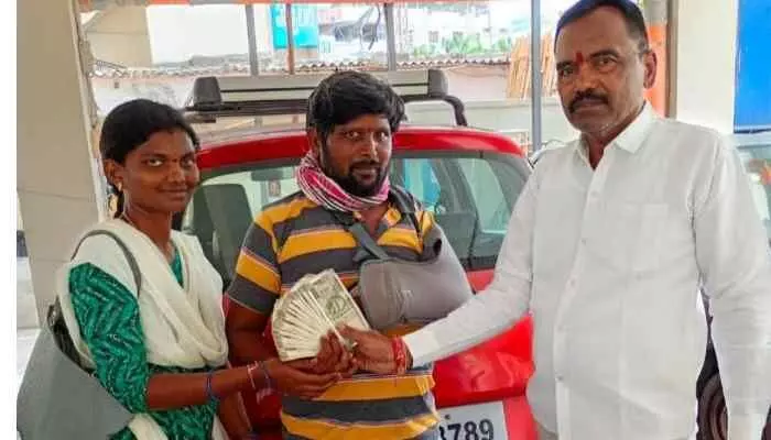 బార్ అసోసియేషన్ క్లర్క్ కు న్యాయవాది ఆర్థిక సాయం బార్ అసోసియేషన్ క్లర్క్ కు న్యాయవాది ఆర్థిక సాయం