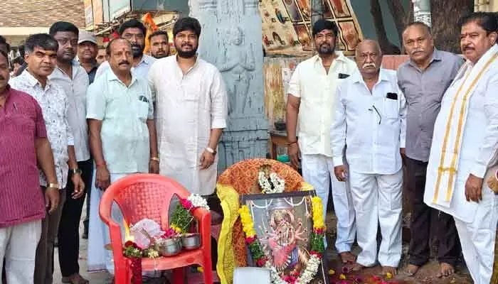రేణుక ఎల్లమ్మ తల్లి మహాద్వారం (కమాన్) నూతన నిర్మాణ పనులు ప్రారంభించిన ఎమ్మెల్యే రేణుక ఎల్లమ్మ తల్లి మహాద్వారం (కమాన్) నూతన నిర్మాణ పనులు ప్రారంభించిన ఎమ్మెల్యే