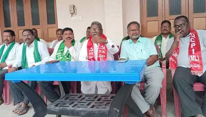 మామిడిగుండాల సీలింగ్ భూములకు పట్టాలు ఇవ్వాలి.. అఖిలపక్ష నాయకుల డిమాండ్ మామిడిగుండాల సీలింగ్ భూములకు పట్టాలు ఇవ్వాలి.. అఖిలపక్ష నాయకుల డిమాండ్