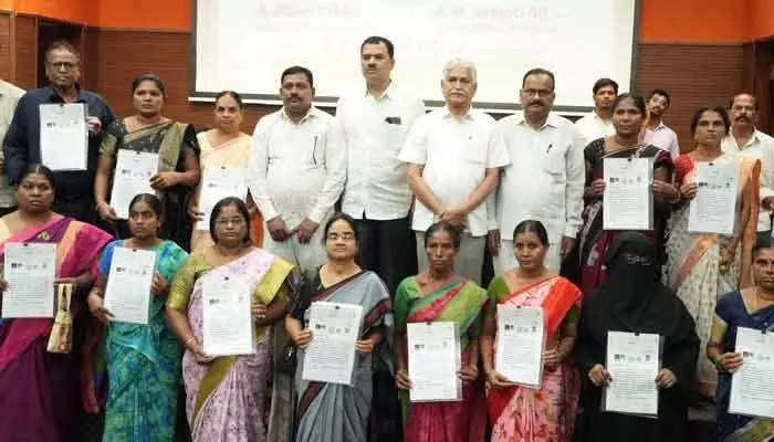 బాధిత జర్నలిస్టుల కుటుంబాలకు అండగా మీడియా అకాడమీ బాధిత జర్నలిస్టుల కుటుంబాలకు అండగా మీడియా అకాడమీ