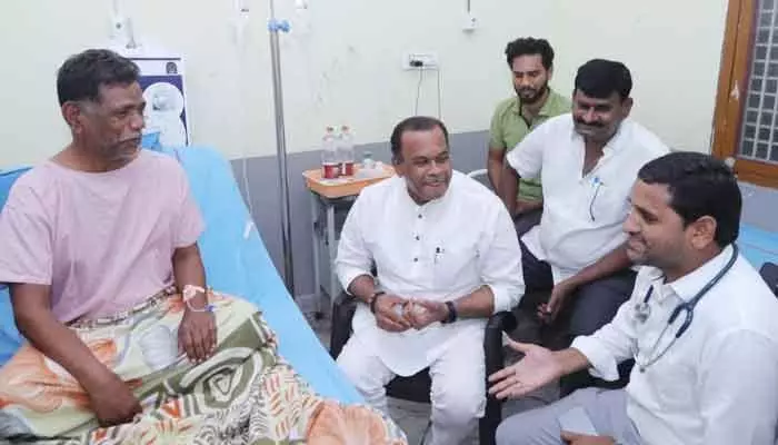 గడ్డం అనూప్ రెడ్డిని పరామర్శించిన మంత్రి కోమటిరెడ్డి గడ్డం అనూప్ రెడ్డిని పరామర్శించిన మంత్రి కోమటిరెడ్డి