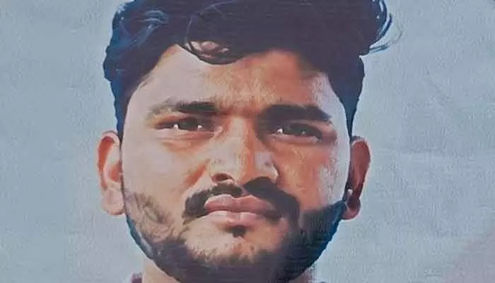 బట్టలు ఆరేస్తూ విద్యుదాఘాతానికి బలి..! బట్టలు ఆరేస్తూ విద్యుదాఘాతానికి బలి..!