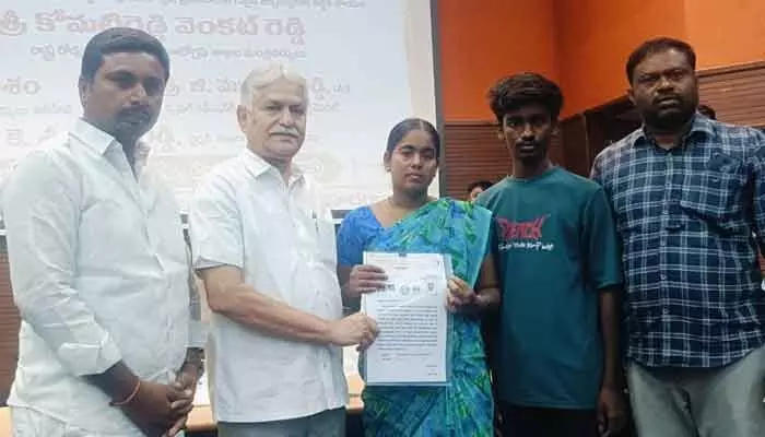 బాధిత జర్నలిస్టు కుటుంబానికి లక్ష రూపాయలు ఆర్థిక సాయం బాధిత జర్నలిస్టు కుటుంబానికి లక్ష రూపాయలు ఆర్థిక సాయం