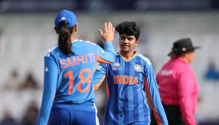 Womens T20 World Cup : అదరగొట్టిన తెలుగమ్మాయి శ్రీచరణి.. నెదర్లాండ్స్పై భారత్ భారీ విజయం Womens T20 World Cup : అదరగొట్టిన తెలుగమ్మాయి శ్రీచరణి.. నెదర్లాండ్స్పై భారత్ భారీ విజయం